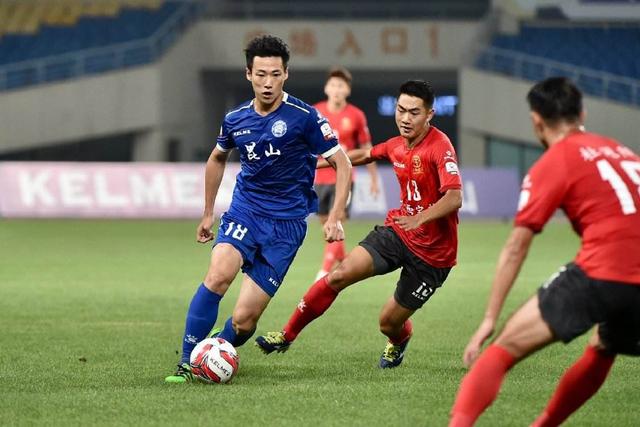 法尔14分14板7帽布莱克尼30分 肯帝亚不敌新疆